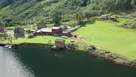 Ein-Bauernhof-Am-Ufer-Des-Naeroyfjords