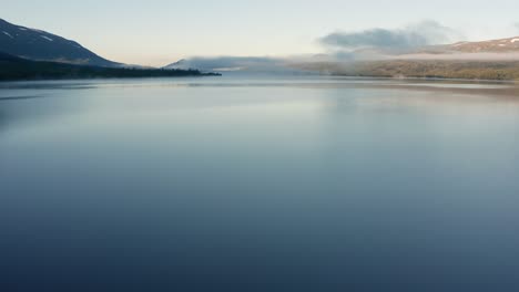 Ein-Morgenflug-über-Einem-Nebligen-See