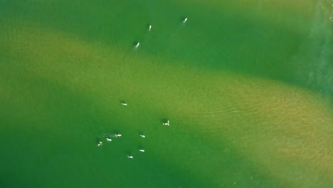 Drohnenaufnahme-Aus-Der-Vogelperspektive-Von-Surfern,-Die-Am-Sandstrand-Warten,-Brechen-Terrigal-Central-Coast,-NSW,-Australien-3840x2160-4k