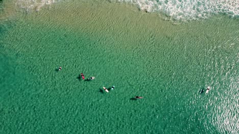 Drohnen-Luftaufnahme-Von-Frazer-Beach-Surfern,-Die-In-Kristallklarem-Wasser-Warten,-Pazifik,-Zentrale-Küste,-NSW,-Australien-3840x2160-4k