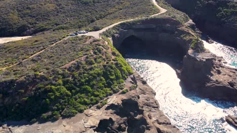 Toma-Aérea-De-Drones-Del-área-De-Conservación-Del-Estado-Del-Lago-Munmorah-Punto-De-Pargo-Cueva-Rocas-Costa-Central-Nsw-Australia-3840x2160-4k