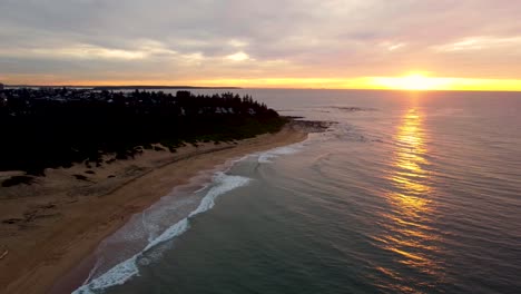 Drohnenfoto-Vom-Morgensonnenaufgang-Und-Den-Wellen-Des-Pazifischen-Ozeans,-Zentrale-Küste,-Shelly-Beach,-NSW,-Australien,-3840-X-2160,-4k