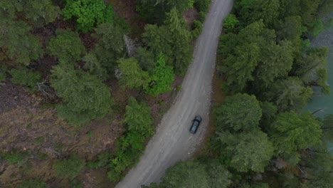 Camión-Detenido-Junto-Al-Río-En-Un-Camino-Forestal-En-Columbia-Británica