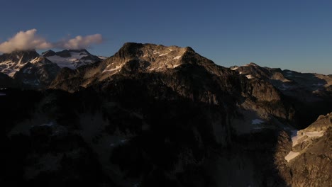 Schöne-Sonnenuntergangstöne-über-Squamish-Alpiner-Landschaft-In-Britisch-Kolumbien,-Kanada