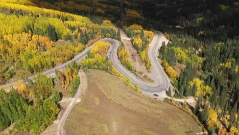 Herbstfarben-In-Vollem-Gange-Entlang-Einer-Kurvenreichen-Bergstraße-In-Colorado