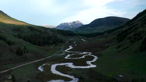 A-meandering-fresh-water-river-is-seen-from-above-in-the-mountain-valleys-on-a-beautiful-summer-day-near-Crested-Butte,-Colorado