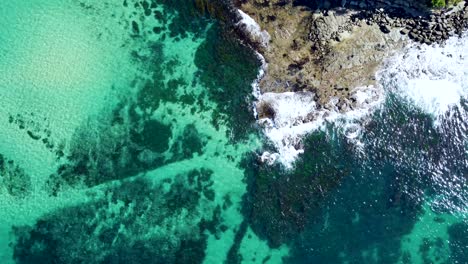 Vista-Aérea-De-Drones-Del-Arrecife-De-Arena-Cristalina-En-Norah-Head-Océano-Pacífico-Costa-Central-Nsw-Australia-4k