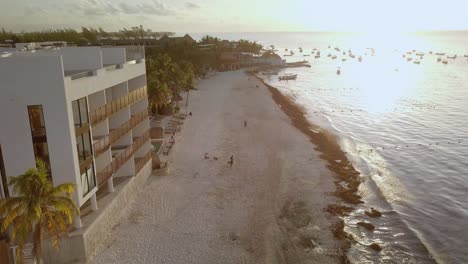 Antenne---Schöner-Sonnenuntergang,-Boote-Flott-Vor-Dem-Strand-In-Cancun,-Mexiko