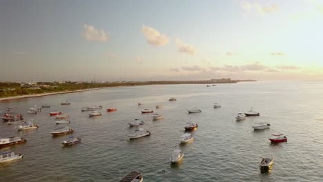 Antenne---Boote-Verankert-Bei-Sonnenaufgang-Vor-Der-Küste-Von-Cancun,-Mexiko,-Rückwärts