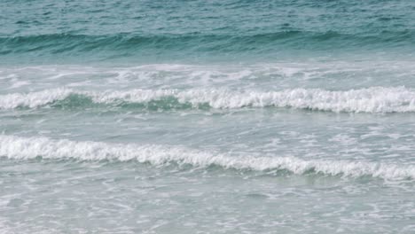 Kleine-Wellen,-Die-In-Zeitlupe-Am-Strand-Krachen