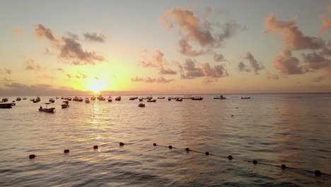 Antenne---Bei-Sonnenaufgang-Verankerte-Boote-Vor-Der-Küste-Von-Cancun,-Mexiko,-Vorwärtsschuss