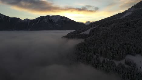 Wolkeninversion-In-Einem-Tal-In-Der-Nähe-Von-Annecy,-Französische-Alpen
