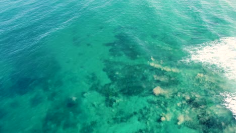 Drohne-Luftaufnahme-Von-Kristallklarem-Wasser-Sandbänke-Pazifik-Küste-Shelly-Beach-Central-Coast-NSW-Australien-4k