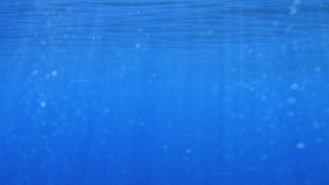 Sonne-Durchdringt-Die-Meeresoberfläche.-Unterwassergott-Strahlt-VFX-Hintergrundelement-Aus-1