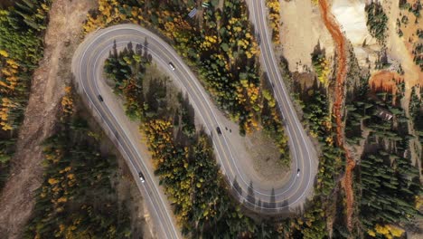 Reisende-Navigieren-Während-Der-Herbstfarben-In-Colorado-Entlang-Einer-Kurvenreichen-Bergstraße