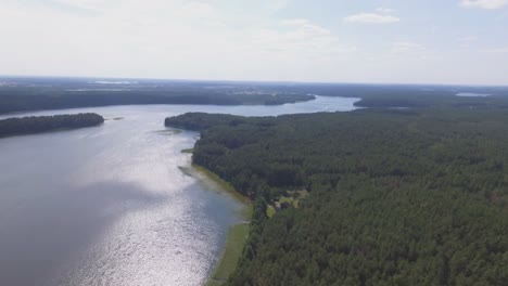 Baltieji-Lakajai-See-In-Litauen.-Antenne-Fliegender-Vorwärtsschuss