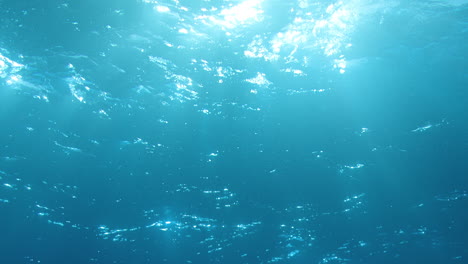Sonne-Durchdringt-Die-Meeresoberfläche.-Unterwassergott-Strahlt-VFX-Hintergrundelement-Aus-3