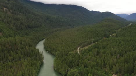 Vista-De-Drones-De-Un-Río-Y-Líneas-Eléctricas-En-Columbia-Británica
