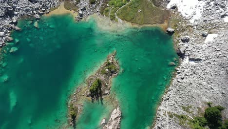Amazing-blue-water-of-Watersprite-Lake-in-Squamish-BC,-Canada