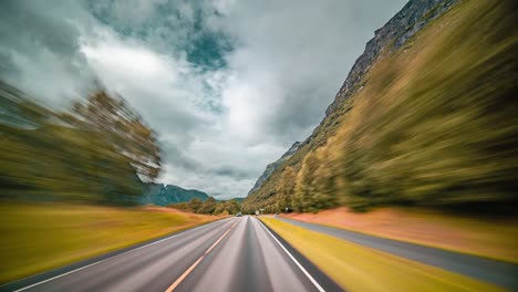 Un-Paseo-Por-La-Estrecha-Carretera-Rural-De-Dos-Carriles-Cerca-De-Sunndalsora,-Noruega