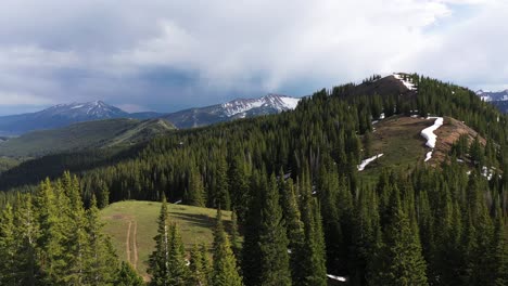 Eine-Luftaufnahme-Von-Abgelegenen-Bergen-Und-Wäldern-Im-Hinterland-In-Colorado-Entlang-Der-Kontinentalen-Scheide