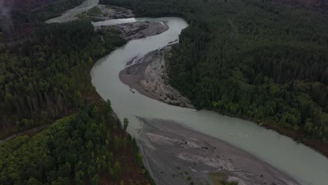 Aufschlussreiche-Aufnahme-Des-Elaho-River-Im-Herzen-Der-Berge-Von-British-Columbia