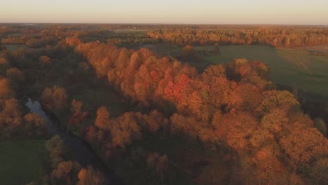 Gewundener-Fluss-Und-Sonnenuntergang-Beleuchtete-Bunte-Bäume-An-Einem-Sonnigen-Herbstabend