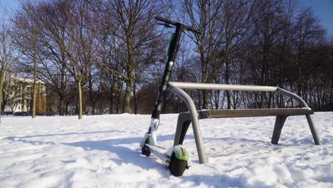 Elektroroller-Im-Park-Während-Des-Verschneiten-Winterschwenkens-Aufgegeben