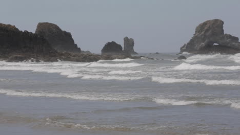 Ocean-waves-and-the-Oregon-coastline,-Pacific-Ocean