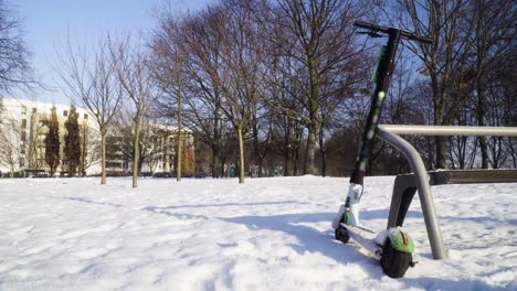 Elektroroller-Im-Park-Während-Der-Statischen-Aufnahme-Des-Verschneiten-Winters-Aufgegeben