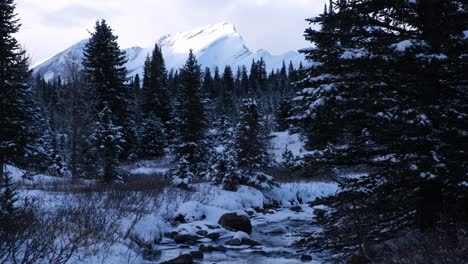Fluss-Vereist-Langsam-Im-Frühen-Winter-Der-Kanadischen-Rocky-Mountains