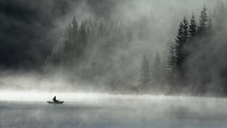 Silhouette-Des-Mannes,-Der-Im-Nebel-Auf-Dem-Hemlock-See-Fischt