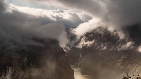 Pesadas-Nubes-De-Lluvia-Girando-Sobre-El-Fiordo-De-Geiranger