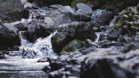 Generischer-Fluss,-Wasser,-Das-über-Felsen-Fließt