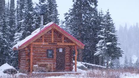 Cabaña-Acogedora-En-Las-Montañas-Rocosas-Canadienses-Durante-Una-Tormenta-De-Nieve