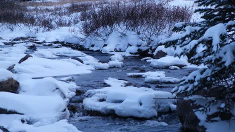 Verträumter-Eisiger-Fluss,-Der-In-Assiniboine-Nationalpark,-Kanada-Fließt