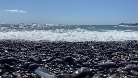 Hermosa-Playa-De-Arena-Negra-Vichada-En-Santorini,-Grecia-En-Un-Día-Soleado-1