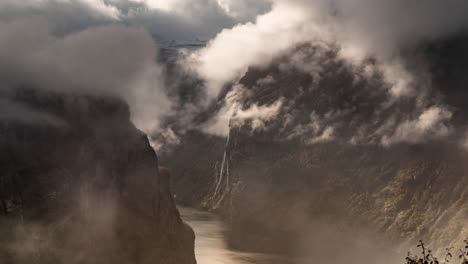 Espesas-Nubes-Cargadas-De-Lluvia-Arremolinándose-Sobre-El-Fiordo-De-Geiranger