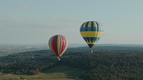 4k-Aerial-hot-air-balloons-getting-close-to-each-other-above-forest
