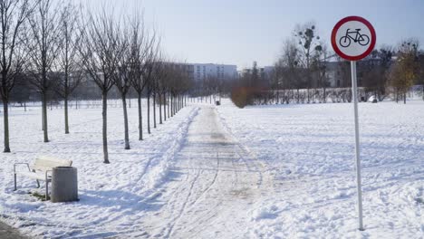 Kein-Radfahrschild-Im-Park-Während-Der-Statischen-Winteraufnahme