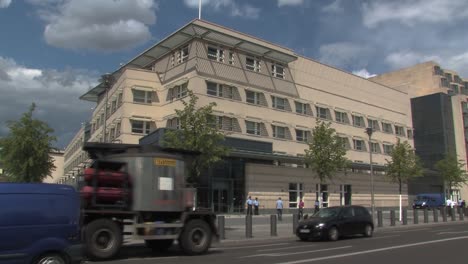 Long-Shot-of-US-Embassy-in-Berlin,-Germany
