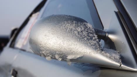 Vereiste-Autospiegel-Mit-Schneedetails-Bedeckt