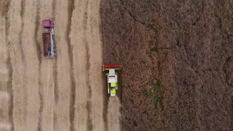 Drohnenansicht-Von-Mähdrescher_combine_farmland_work_outdoors_summer_outdoor_tractor_drone_dronetopview