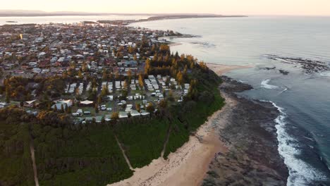 Toma-Aérea-De-Drones-De-Los-Suburbios-La-Entrada-Blue-Bay-Long-Jetty-Houses-Y-Playa-Tarde-Soleada-Costa-Central-Nsw-Australia-4k