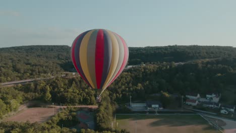 4k-Heißluftballons-In-Der-Luft-Mit-Flugplatz-Und-Burg-Im-Hintergrund