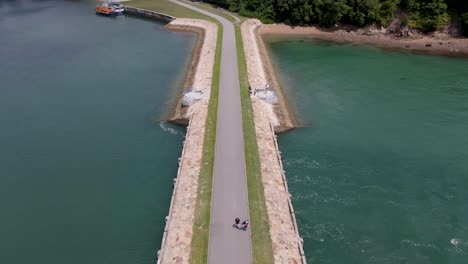 Puente-Sobre-El-Mar-En-Calma-Con-Playa-Y-Exuberante-Bosque-Verde-En-La-Isla-De-Lázaro-En-Singapur