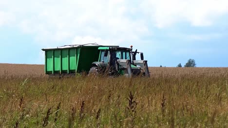 Traktor-Im-Feld-_combine_farmland_work_outdoors_summer_tractor