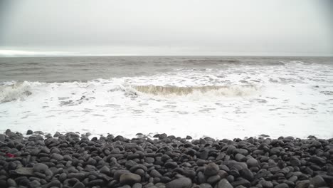 Marea-De-Invierno-Salpicando-Hacia-La-Cámara-Sobre-La-Playa-Rocosa-En-La-Bahía-De-Dunraven,-Gales-Del-Sur