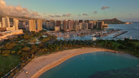 Luftaufnahme-Von-Ala-Moana-Beach-Park,-Waikiki-Skyline-Während-Der-Goldenen-Stunde