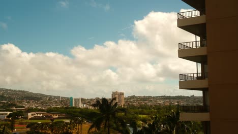 Ansichten-Von-Einer-Hawaiianischen-Wohnung-Weitschuss-Mit-Blick-Auf-Die-Berge